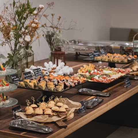 〈衣裳付2次会プラン〉会場が自由に使用できるカフェパーティー!