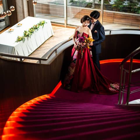 螺旋階段でロマンチックな1枚を【フォトWedding&夜会食プラン】