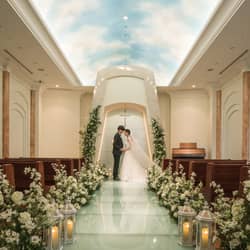 【公式】ホテルオークラ東京ベイ｜千葉(舞浜)結婚式場｜東京ディズニーリゾート®・オフィシャルホテル ナチュラルな装花に彩られたチャペル