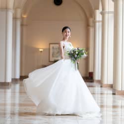 【公式】ホテルオークラ東京ベイ｜千葉(舞浜)結婚式場｜東京ディズニーリゾート®・オフィシャルホテル 透明感のある繊細なビージングレースと艶やかなフレアーをたっぷり入れたスカートが特徴の、華やかでエアリーなドレス