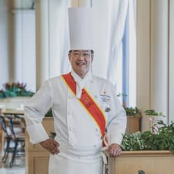【公式】ホテルオークラ東京ベイ｜千葉(舞浜)結婚式場｜東京ディズニーリゾート®・オフィシャルホテル 総料理長の大塚康成。ホテルオークラアムステルダムなどで研鑽を積み、2018年10月にホテルオークラ東京ベイ 総料理長に就任