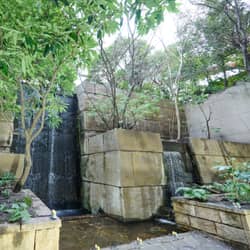 【公式】リーガロイヤルホテル小倉｜ウエディング 大きなガラス窓の向こうに映る緑と滝