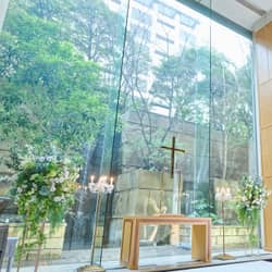 【公式】リーガロイヤルホテル小倉｜ウエディング 大きなガラス窓の向こうに映る緑と滝