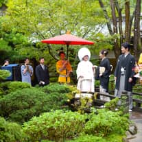 広大な日本庭園や神殿の見学ご案内