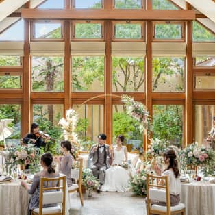 VILLA de ESPOIR〜エスポワール〜 大きな窓に囲まれたバンケット会場は自然光がたっぷり入る会場