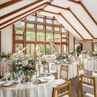 VILLA de ESPOIR〜エスポワール〜 自然光差し込む大きな窓が特徴のバンケット会場 最大150名まで収容可能