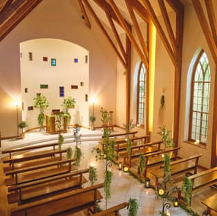 VILLA de ESPOIR〜エスポワール〜 自然光差し込むチャペル＊木の温もりの柔らかい色調が花嫁をより引き立ててくれます