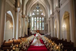 Osaka St.Bath Church(大阪セントバース教会)｜大阪 -心斎橋- にある結婚式場 都心にいることを忘れてしまうような、クラシカルかつ重厚感漂う大聖堂。110名まで収容可能です。
