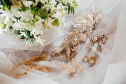 Osaka St.Bath Church(大阪セントバース教会)｜大阪 -心斎橋- にある結婚式場 ベールやティアラ・アクセサリー等のお小物は全て無料でセレクト頂けるので、シーンやイメージに合わせてオリジナルコーディネートをお楽しみください**