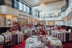Osaka St.Bath Church(大阪セントバース教会)｜大阪 -心斎橋- にある結婚式場 2フロア吹き抜けで自然光差し込む開放感のあるパーティー会場。1日2組限定なのでゆっくりと時間も空間も贅沢貸切で料理を愉しむ優雅な時間を