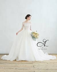 Osaka St.Bath Church(大阪セントバース教会)｜大阪 -心斎橋- にある結婚式場 専属スタイリストが国内のみならずヨーロッパまで直接に買い付けに行き、自らの目で見極めた衣装揃い。まだ見ぬ運命の一着に出会うお手伝いをします。