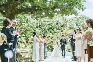 【公式】ART HOTEL NEW TAGAWA(アートホテルニュータガワ)|福岡 小倉 結婚式 庭園で写真を撮影するのはもちろん、美景を背景にした挙式も人気。生涯忘れられない思い出になる