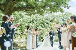 【公式】ART HOTEL NEW TAGAWA(アートホテルニュータガワ)|福岡 小倉 結婚式 オープンエアーのフラワーシャワーは開放感抜群！色とりどりの花びらが青空を舞う、映画のようなワンシーン