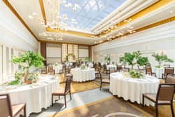 【公式】ART HOTEL NEW TAGAWA(アートホテルニュータガワ)|福岡 小倉 結婚式 【華】空まで祝福。天井が開く、感動のウェディング。天井がゆっくりと開く瞬間、目の前に広がるのは空と光。屋内の安心感と屋外の爽快さ両方を叶える空間で、特別な日を演出します。