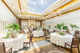【公式】ART HOTEL NEW TAGAWA(アートホテルニュータガワ)|福岡 小倉 結婚式 【華】空まで祝福。天井が開く、感動のウェディング。天井がゆっくりと開く瞬間、目の前に広がるのは空と光。屋内の安心感と屋外の爽快さ両方を叶える空間で、特別な日を演出します。