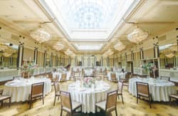 【公式】ART HOTEL NEW TAGAWA(アートホテルニュータガワ)|福岡 小倉 結婚式 【舞】大きな披露宴会場でありながらモダンなインテリア空間 大きなスクリーンを使って映像と光の演出が人気