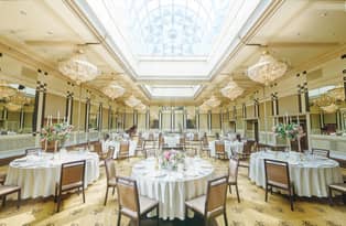 【公式】ART HOTEL NEW TAGAWA(アートホテルニュータガワ)|福岡 小倉 結婚式 【舞】大きな披露宴会場でありながらモダンなインテリア空間 大きなスクリーンを使って映像と光の演出が人気
