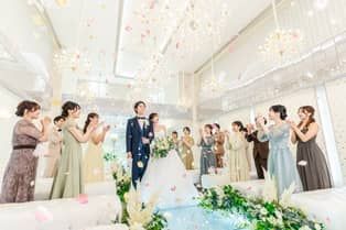 【公式】ART HOTEL NEW TAGAWA(アートホテルニュータガワ)|福岡 小倉 結婚式 真っ白な空間に散りばめられたクリスタルが美しいチャペル。新たな装いにリニューアル。ゲストに囲まれて幸せな時間をお過ごしいただけます