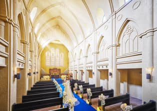 ピアザデッレグラツィエ 神聖なベールダウンは、厳粛な空間でみんなが見守る幸せな時間となります