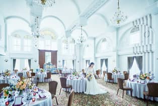 ピアザデッレグラツィエ 結婚式の主役の花嫁さまが引き立つパーティー会場♪ウェディングドレス姿が綺麗に映える、白を基調にし窓からも自然光も明るいパーティールーム