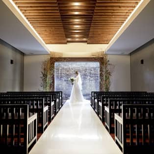  《公式》岐阜の結婚式場 ラ・ルーナ ピエーナ（本館・別邸） 差し込む陽光が純白のバージンロードを一層美しく照らす