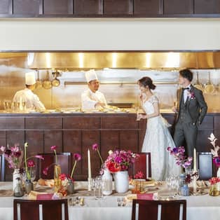  《公式》岐阜の結婚式場 ラ・ルーナ ピエーナ（本館・別邸） シェフの表情や食材の鮮度が伝わるオープンキッチンは 食にこだわる新郎新婦も納得