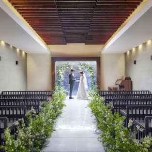 《公式》岐阜の結婚式場 ラ・ルーナ ピエーナ（本館・別邸） 祭壇奥の滝の水音が心地よく響く、やわらかな雰囲気のチャペル