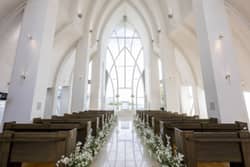 アンジェローブ・ジェルネ 一目見れば印象に残る真っ白なチャペルは季節によって、そして時間帯によって表情を変える