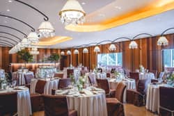 レストランMINAMI(ひらまつウエディング)【ウエディングサイト】 自然光の入る明るいパーティ会場125名までご案内可能です