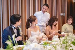 レストランMINAMI(ひらまつウエディング)【ウエディングサイト】 仲のよいゲストと一緒に会話を楽しみにたいおふたりにはレストランウエディングがおすすめ