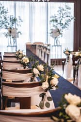 レストランMINAMI(ひらまつウエディング)【ウエディングサイト】 装花が挙式を素敵に演出