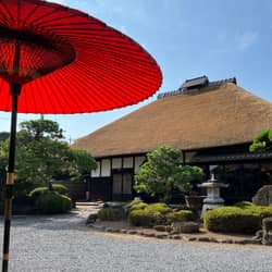 藤右ェ門 青空に映える茅葺屋根。今となっては希少な茅と貴重な職人技によって200年受け継がれています。