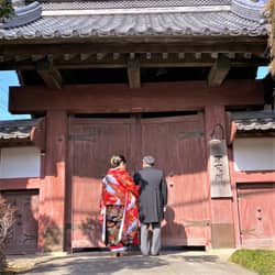 藤右ェ門 門が開かれるのを待つ新婦様とお父様。何か話したいけど言葉がうまく出てこない…そんなシーンです。