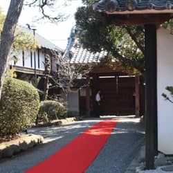 藤右ェ門 門は通常は開いたままなので、新婦さま入場前の貴重な風景です。新婦さま、緊張の面持ちでしょうか…
