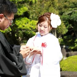藤右ェ門 白無垢に洋髪スタイル、白い大きな髪飾りが印象的。
