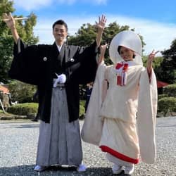 藤右ェ門 白無垢とひとことで言っても、色や模様などさまざまです。綿帽子にも赤、小物も赤色で青空のコントラストが美しいです。