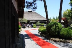 藤右ェ門 1500坪の敷地を贅沢に使って。毛氈の赤が庭園に映え、そろそろ人前式が始まります。期待に胸が高まる時間です。