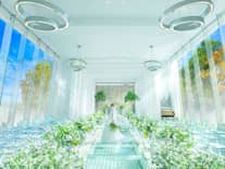 挙式のイメージ膨らむ純白チャペルの入場体験*