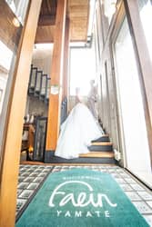 【公式】神奈川県横浜の結婚式場　少人数専門のゲストハウス フェイン【faein】 エントランスには映えスポットの階段が◎