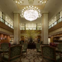 【ブライダル公式】ホテル アゴーラ リージェンシー 大阪堺｜大阪 堺 結婚式場 シャンデリアが煌めくロビーでの撮影も人気♪上質感漂う空間で特別な一日を