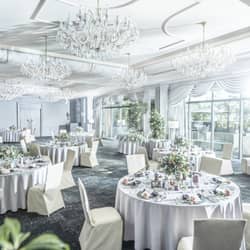 【ブライダル公式】ホテル アゴーラ リージェンシー 大阪堺｜大阪 堺 結婚式場 華やかなシャンデリアと自然光どちらも叶うバンケット
