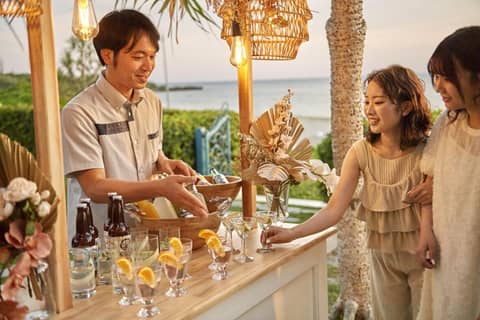 【ガーデンパーティ】ビーチサイドで楽しめる大人ウェディング